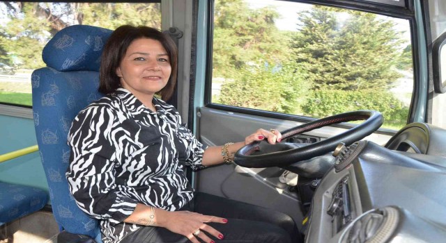 Eşinin elinden dolmuşu aldı, meslekte erkeklere taş çıkartıyor