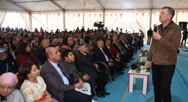 Eski Bakan Ziya Selçuk, Osmaniye'deki Kitap Fuarında Düzenlenen Söyleşiye Katıldı