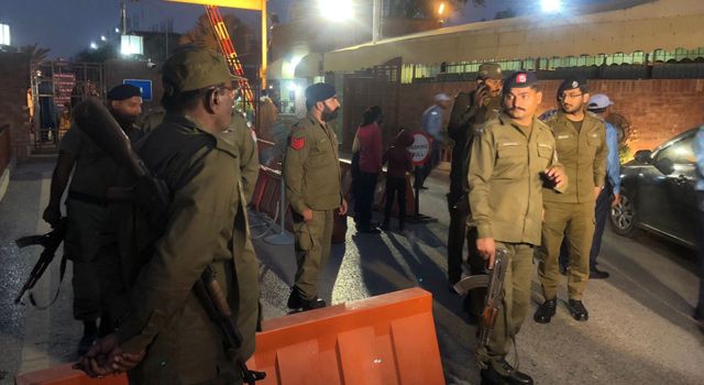 Eski Pakistan Başbakanı Imran Khan'a suikast girişimi