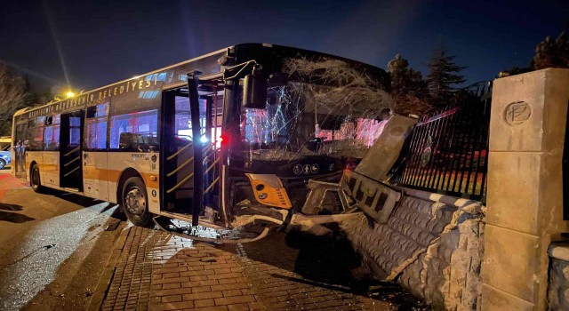 Eskişehirde halk otobüsü otomobile çarptı: 10 yaralı
