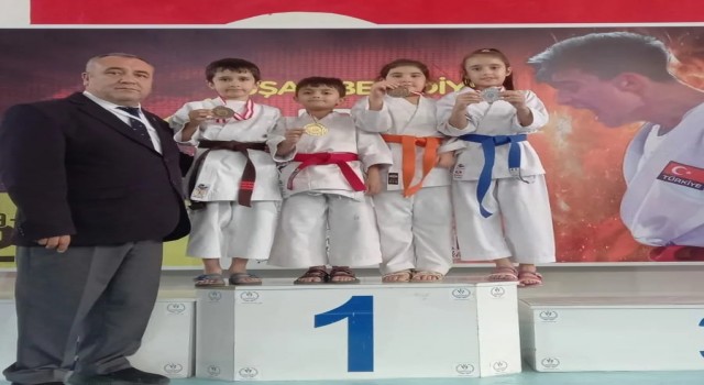 Eskişehirli karateciler Uşaktan 8 madalyayla döndü