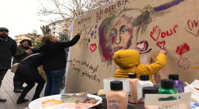 Eskişehirli ressam ve vatandaşlar kadına şiddete resim yaparak tepki gösterdi