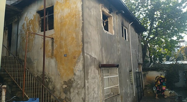 Ev alevlere teslim oldu, 1i çocuk 5 kişi dumandan etkilendi