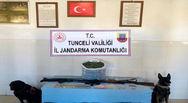 Evinden uyuşturucu madde ve silahlar çıkan şüpheli gözaltına alındı