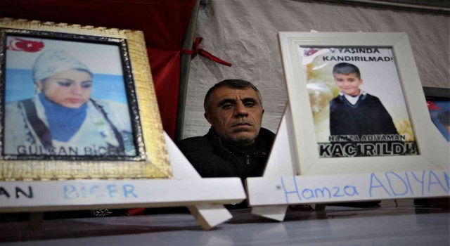 Evladının hasretiyle her sabah çocuğunun yolunu gözlüyor
