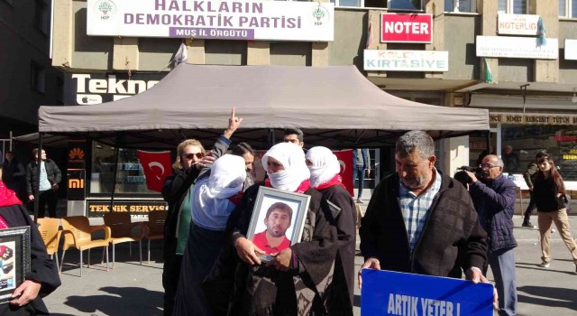 Evlat nöbetindeki anneler HDPden yükselen müzik sesine tepki gösterdi