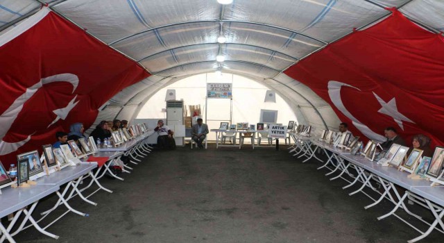 Evlat nöbetindeki annelerden PKKya gözdağı: “Şehirde biz enselerindeyiz, dağda güvenlik güçleri”