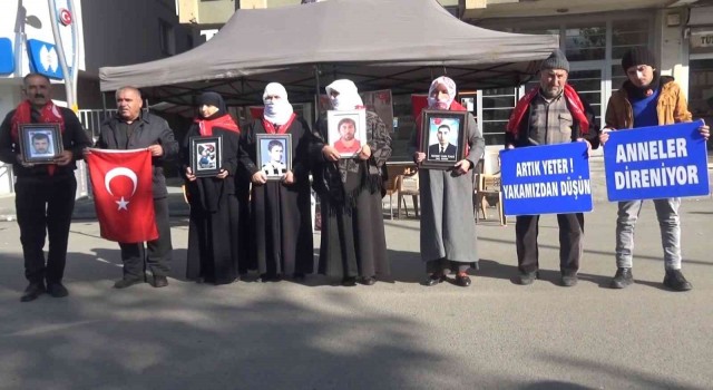 Evlatları için HDP önünde nöbet tutan anne: Evlatlarımızı HDPden, PKKdan istiyoruz