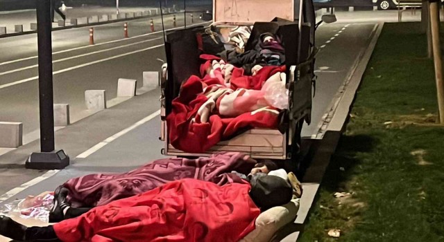Evlerine giremeyen vatandaşlar dışarıda sabahladı