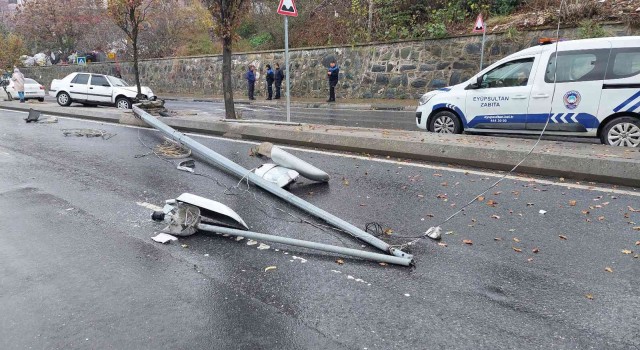 Eyüpsultanda direksiyon hakimiyetini kaybeden sürücü elektrik direğine çarptı