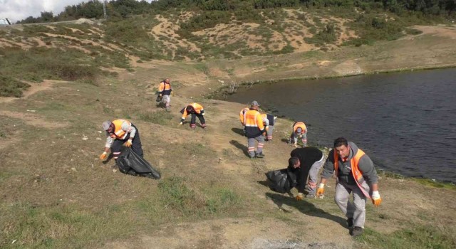 Eyüpsultanda göl kenarından 1 buçuk ton çöp toplandı