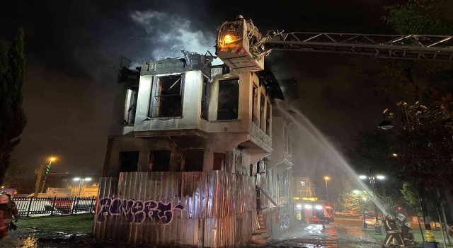 Fatihte 3 katlı tarihi ahşap bina alev alev yandı