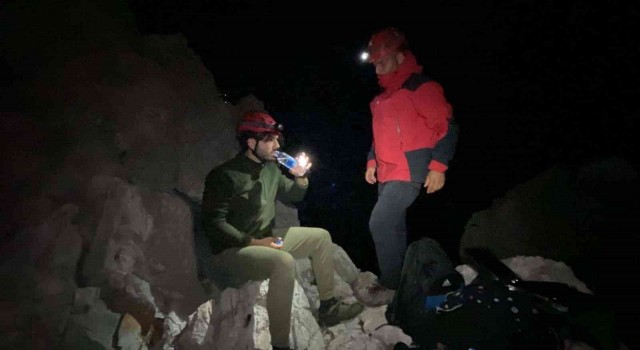 Fethiyede kayalıklarda mahsur kalan kişiyi JAK kurtardı