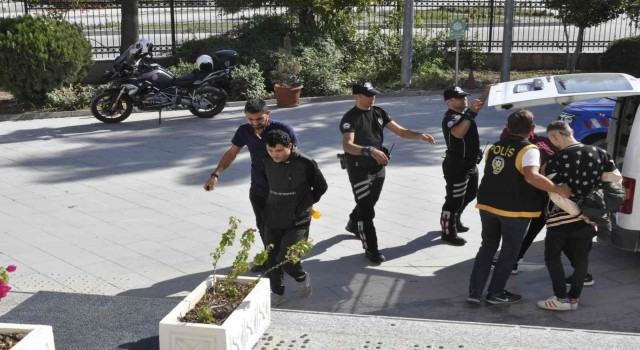 Fethiyede kendini polis olarak tanıtan 2 gaspçı tutuklandı