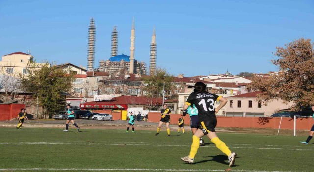 Filibe ve Edirnenin kadın futbolcuları kıyasıya mücadele etti