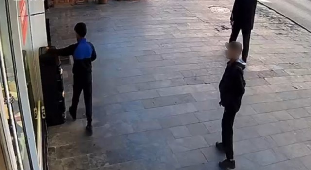 Flash bellek çalan çocuk güvenlik kamerasına yansıdı
