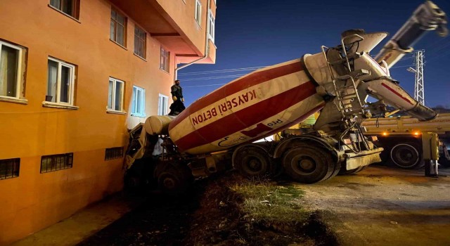 Freni boşalan beton mikseri binaya girdi