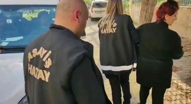 Fuhuş yaptırmaktan 64 yıl hapis cezasıyla aranan kadın yakalandı