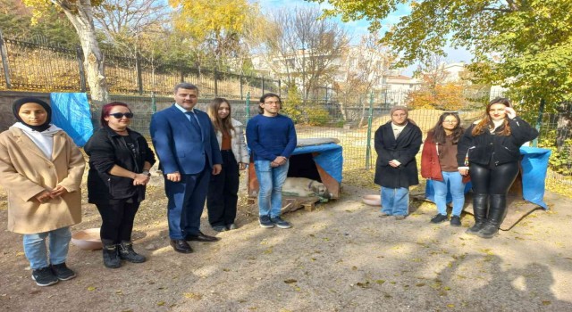 Gazi Üniversitesi Rektörü Yıldız, Gazinin Patilerini besledi