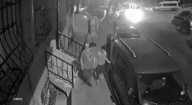 Gaziosmanpaşada 2 çocuğun zarar veren oyunu kamerada: 7 aracı boydan boya bıçakla çizdiler