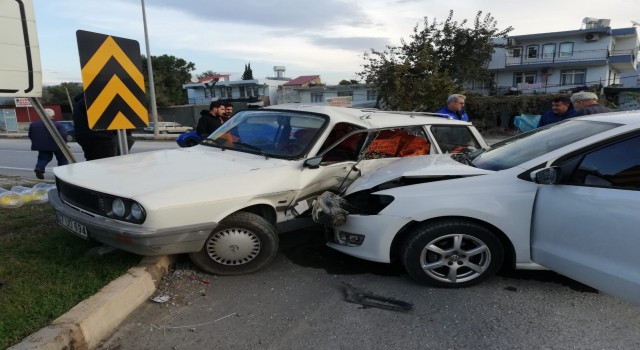 Gazipaşada iki otomobil çarpıştı: Zeytinler yola savruldu
