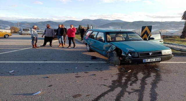 Gazipaşada kamyonet ile otomobil çarpıştı: 1 yaralı