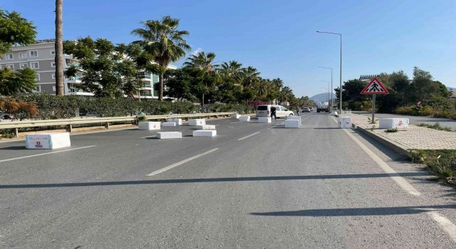 Gazipaşada yola savrulan strafor köpük kutuları sürücülerin yardımıyla kaldırıldı