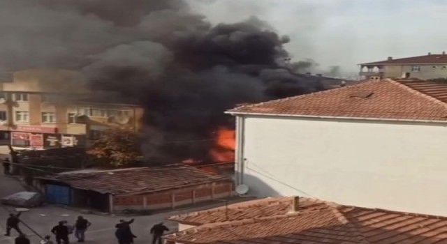 Gecekonduda çıkan yangın bitişiğindeki binayı da yaktı