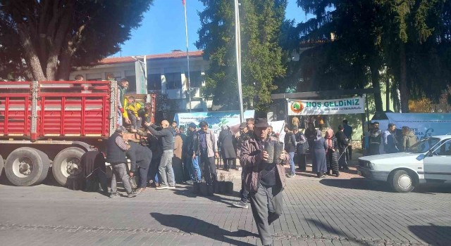 Gedizde 15 bin fidan dağıtıldı