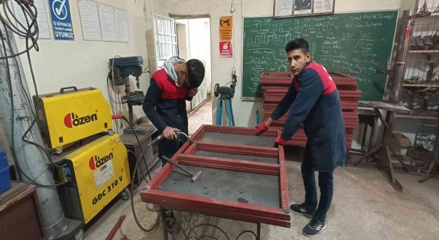Geleceğin zanaatkarları okulların pota ve tenis masasını üretiyor