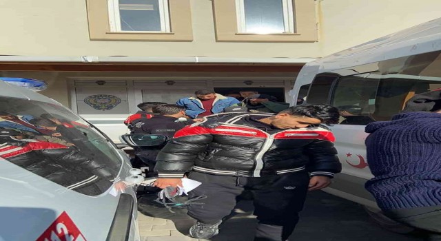 Geliboluda polis kimlik ve pasaportu bulunmayan 9 Filistin uyruklu kaçak göçmen yakaladı