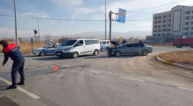 Gemerekte otomobiller çarpıştı: 2 yaralı