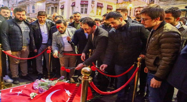 Gençler İstiklal Caddesindeki terör saldırısında hayatını kaybedenleri andı