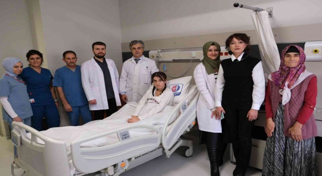 Görme kaybı yaşayan genç kız kapalı beyin ameliyatı ile sağlığına kavuştu