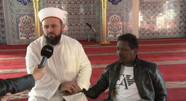 Günde 5 vakit sürünerek namaz kılmaya geliyor