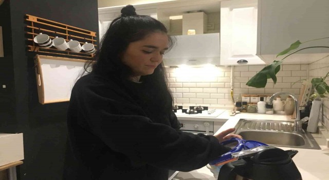 Güngörende bir kadının pişmesi için ocağa koyduğu süt bomba gibi patladı