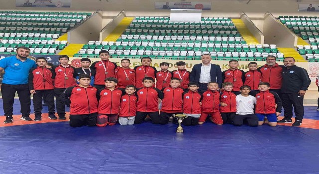 Güreş minderinde ‘Yıldırım fırtınası