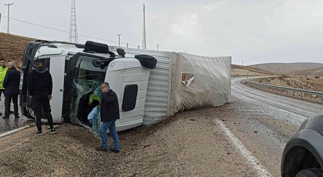 Güründe kamyon devrildi: 1 yaralı