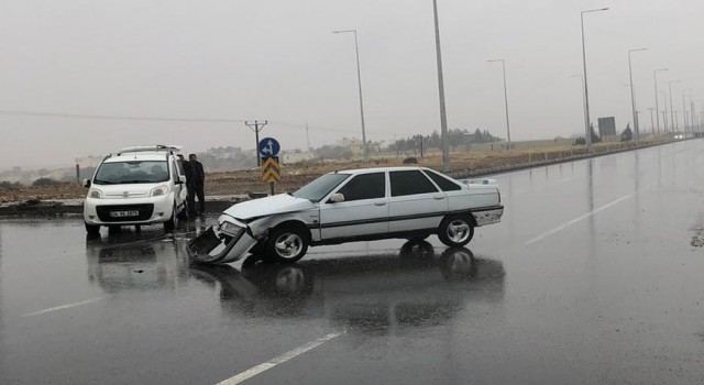 Hafif ticari araç ile otomobil kavşakta çarpıştı: 2 yaralı
