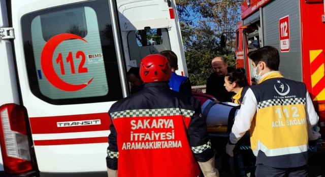 Hafif ticari araçla otomobil çarpıştı: 3 yaralı