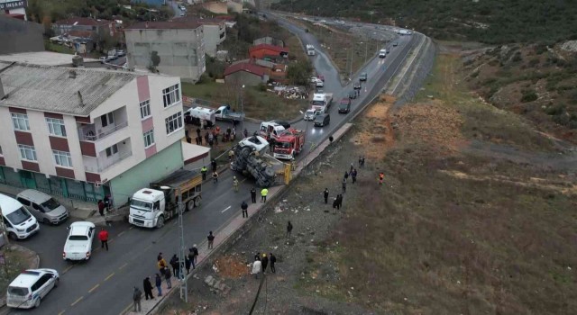 Hafriyat kamyonu otomobilin üzerine devrildi