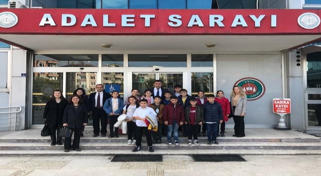 Hakim ve savcı olmak isteyen öğrenciler için temsili duruşma