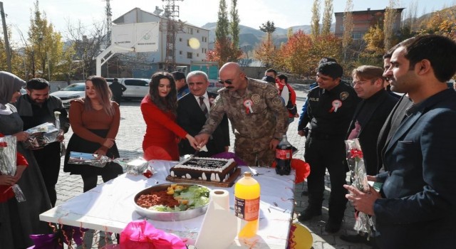 Hakkari Emniyetinden öğretmenlere sürpriz hediyeler