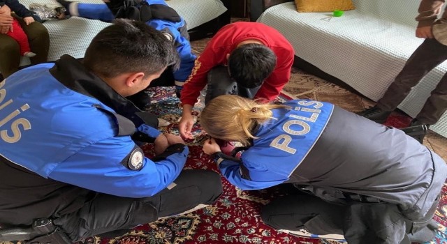 Hakkari polisi ihtiyaç sahibi aileleri sevindirmeye devam ediyor