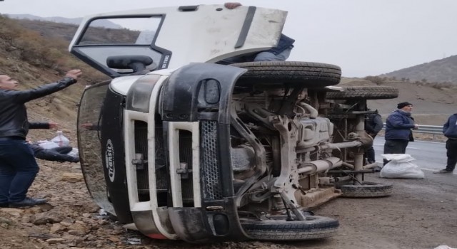 Hakkaride minibüs yan yattı: 5 yaralı
