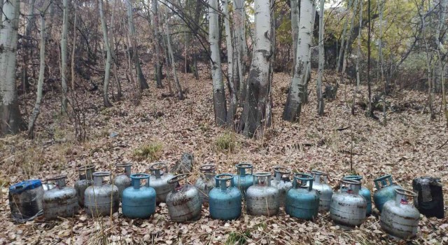 Hakkaride toprağa gömülü 18 dolu tüp ve 40 litre mazot ele geçirildi