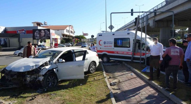 Hasta almaya giden ambulans otomobille çarpıştı: 2 yaralı