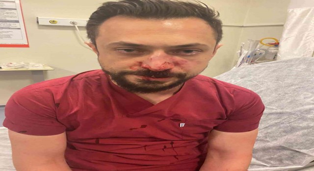 Hasta yakını doktorun burnunu kırdı