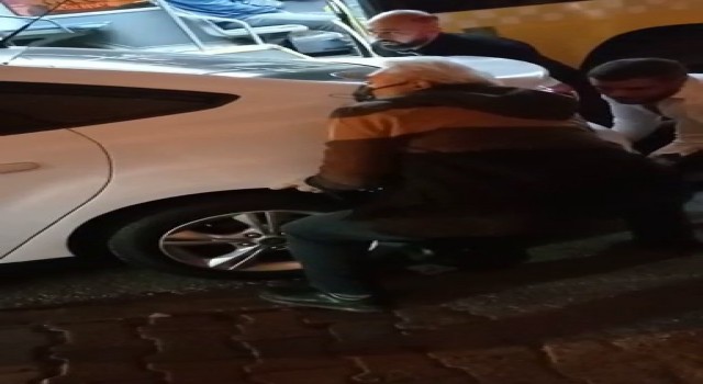 Hatalı park edilen aracı yolcuların elleriyle kaldırarak kenara çektikleri anlar kamerada