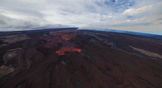 Hawaiideki Mauna Loa Yanardağı havadan görüntülendi